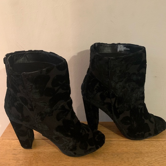 Torrid Black Floral Velvet Peep Toe Booties Black Heel Zip Up Size 8W - Picture 1 of 8